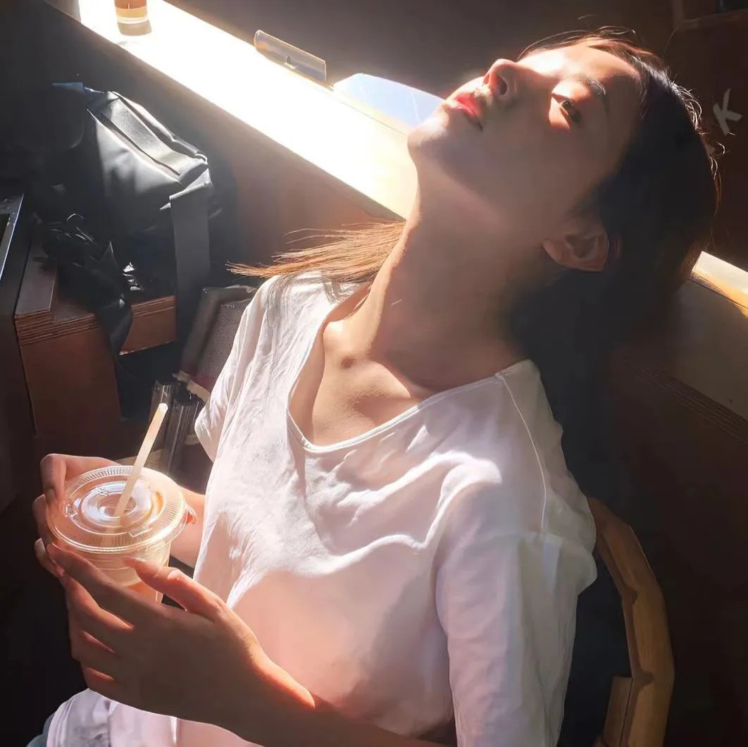 帅哥娇娃海报